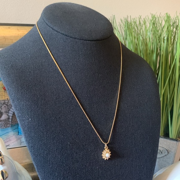 Faux Pearl and Rhinestone Floral Pendant on a Woven Gold Tone Chain - Picture 2 of 10